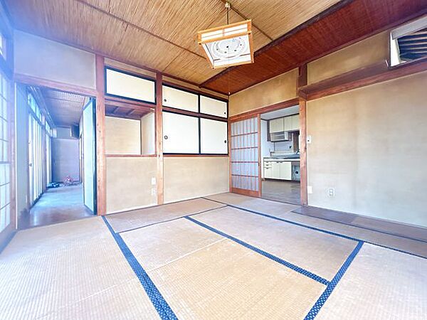 【LDK別角度】クロスやフローリングの張替え、照明の交換を行います。