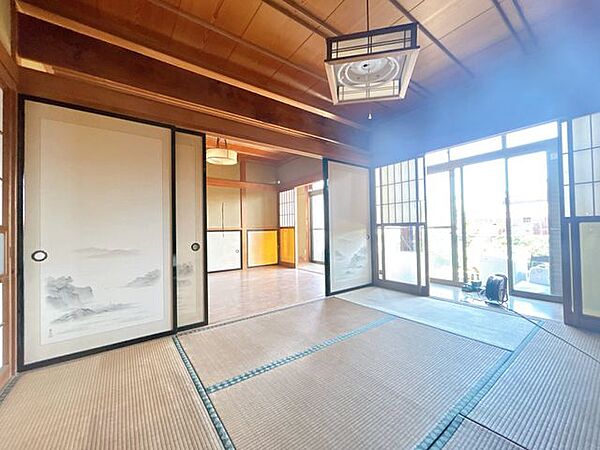 【西側8畳室】こちらの和室は8畳のゆとりのある洋室に生まれ変わります。明るさと開放感があり、くつろぎの時間を演出します。
