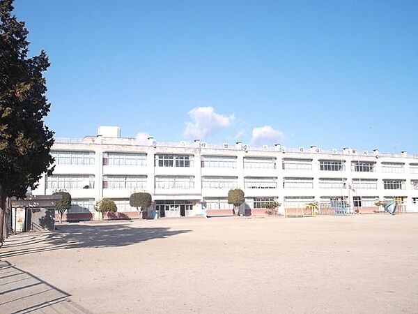 伊勢崎市立殖蓮小学校徒歩8分。 640m