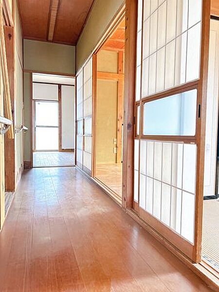 【廊下】各居室に通ずる廊下です。洗面脱衣所やトイレへも通ずるため動線が短く、生活の利便性あるおうちです。