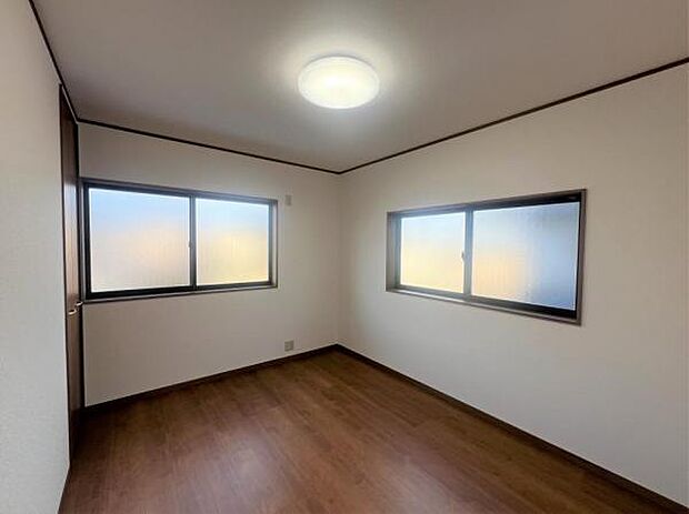 【リフォーム済】2階北東側6帖洋室です。2面採光の明るいお部屋です。