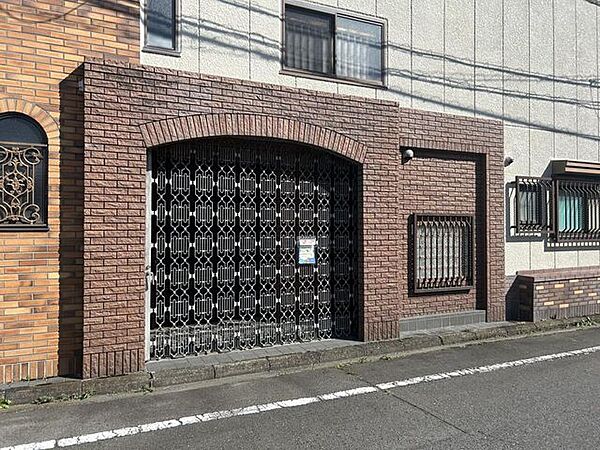 【リフォーム済】玄関です。シャッターがあるので安心ですね。