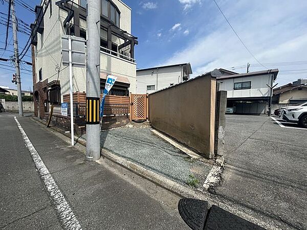 敷地南側には、軽自動車なら駐車可能なスペースがあります。