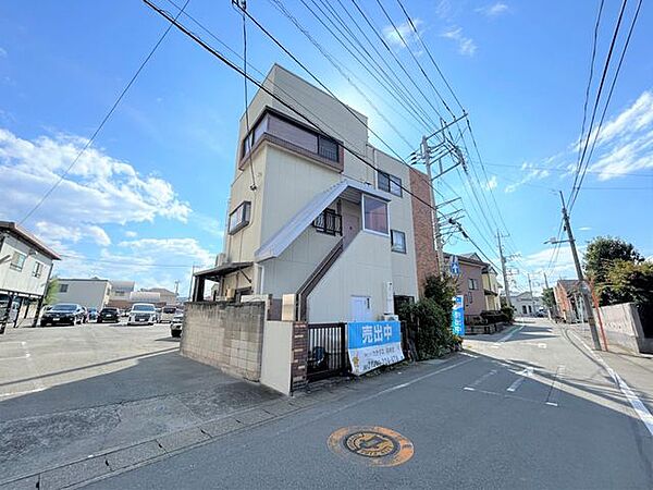 【リフォーム済】現地外観別アングルです。玄関、階段が複数個あるので様々な生活スタイルが実現できますね。