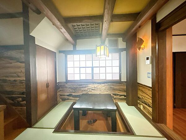【リフォーム済】1階玄関横のサービスルームです。来客の際に重宝されますね。掘りごたつもうれしいですね。