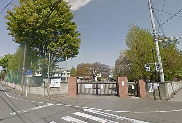 高崎市立北小学校まで約200ｍ（徒歩約2分）です。子供だけでの登下校にも安心の距離ですね。
