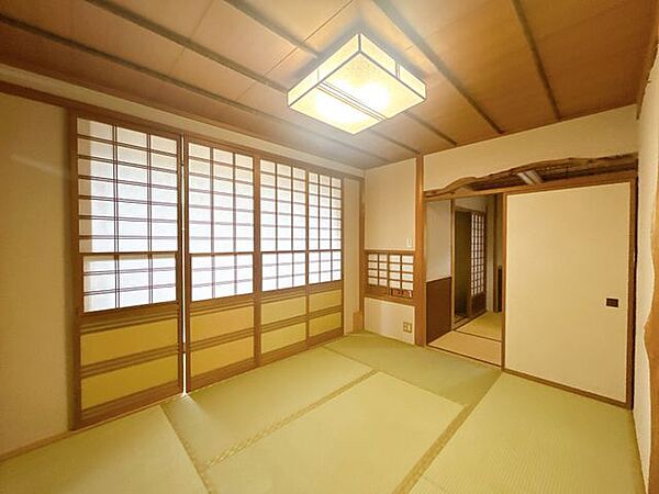 【リフォーム済】1階居室です。窓に囲まれた板の間が憩いの場になりますね。