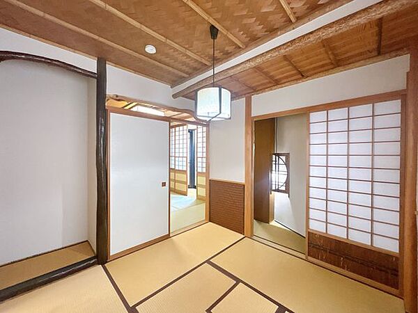 【リフォーム済】1階南側居室です。床の間に箪笥を置いても良いですね。