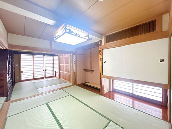 【リフォーム済】2階居室です。和風の続き間は襖で仕切ることができます。