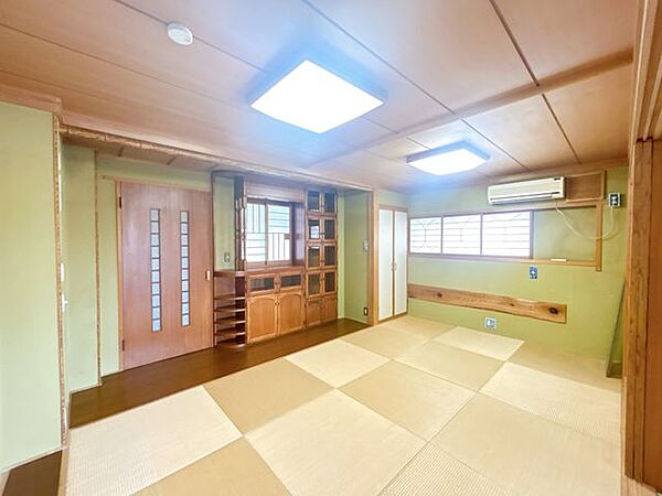 【リフォーム済】2階居室です。外階段につながる扉があります。