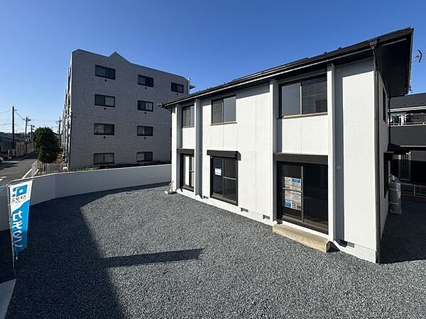 【リフォーム済】お庭です。自分好みにガーデニングできるので、お花を育てたり、椅子を置いて優雅にコーヒータイムをしたり、想像が膨らみますね。