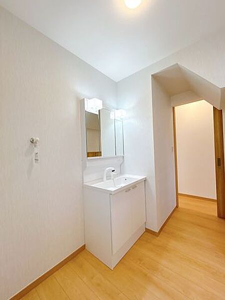 【リフォーム済】洗面化粧台は三面鏡タイプを採用しました。朝の支度がしやすく、見た目もすっきりします。