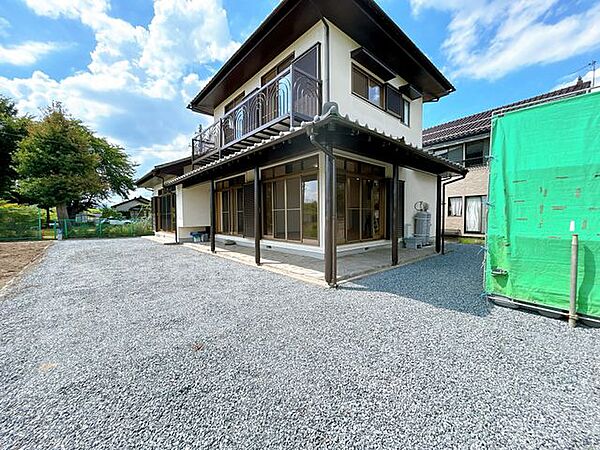 【リフォーム済】現地外観です。外壁塗装を行いました。角地で南側に建物がないので明るくて良いですね。
