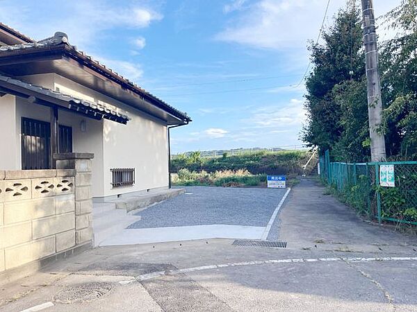 【リフォーム済】駐車場です。縦列2台駐車可能です。道路側に塀がないので運転が苦手な方でも楽々駐車可能です。