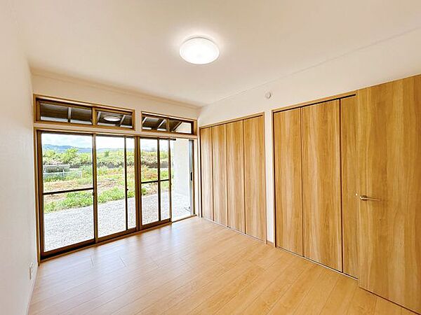 【リフォーム済】居室です。洋室へ間取変更を行いました。フローリング張替え、建具交換、クロス貼替、照明交換を行います。居室内に収納があるのも嬉しいですね。