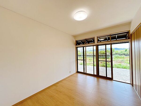 【リフォーム済】1階和室です。洋室へ間取変更を行いました。フローリング張替え、建具交換、クロス貼替、照明交換を行います。