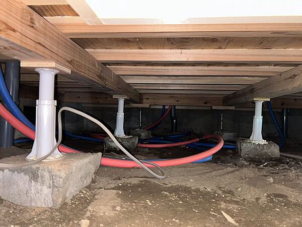 中古住宅の3大リスクである、雨漏り、主要構造部分の欠陥や腐食、給排水管の漏水や故障を2年間保証します。その前提で床下まで確認の上でリフォームし、シロアリの被害調査と防除工事もおこないます。