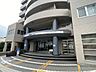 エントランス：【共用部】マンションのエントランスです。スロープが設置されているのでご高齢の方や足の悪い方が階段を使用せずに中に入れます。