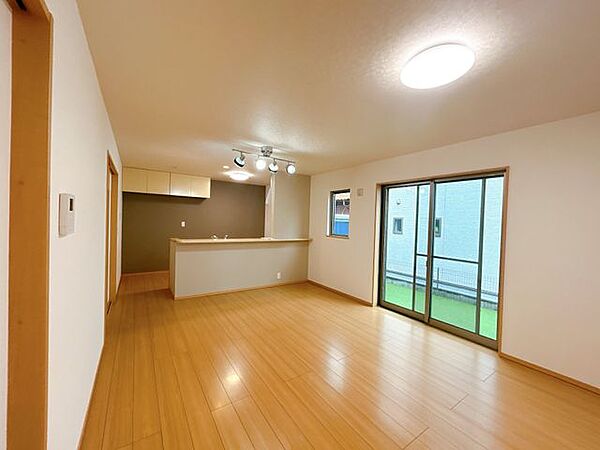 LDKです。南東側に掃き出し窓があるので明るくて良いですね。