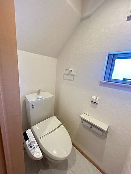 トイレです。窓があるので換気もできて良いですね。