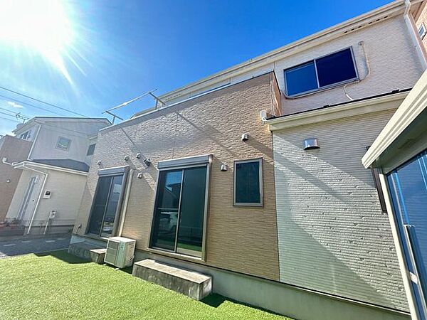 現地外観別アングルです。全お部屋に南東向きの窓があるので明るくて良いですね