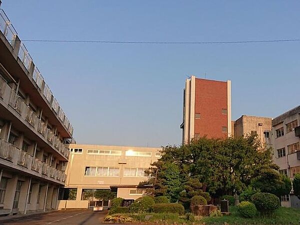 高崎市立乗附小学校 【周辺環境/小学校】乗附小学校まで500ｍ（徒歩7分）です。片岡中学校まで700ｍ（徒歩9分）です。教育機関が揃っているのは嬉しいポイントですね。