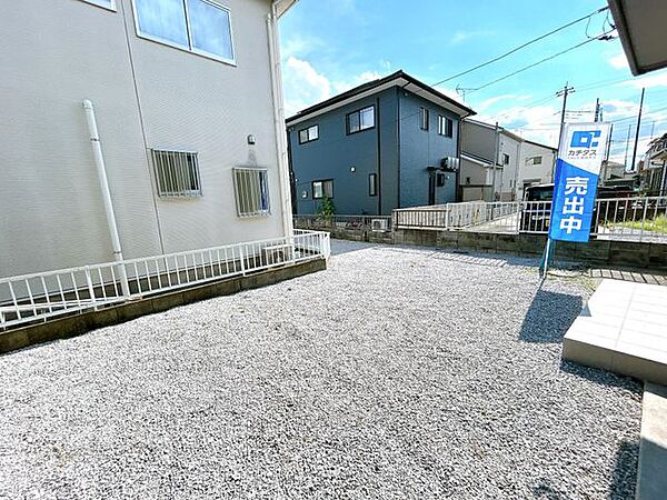 お家の駐車スペースです。普通自動車を縦列で3台以上駐車可能です。