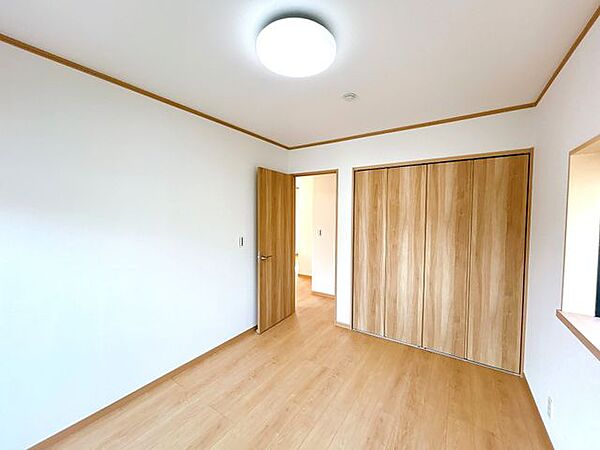 【リフォーム済み】2階南東側の洋室です。フローリング重張、クロス張替、クロス仕上げ、建具・収納・照明交換を行いました。