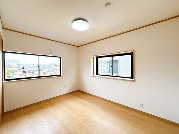 【リフォーム済み】2階北東側の洋室です。フローリング重張、クロス張替、クロス仕上げ、建具・収納・照明交換を行いました。