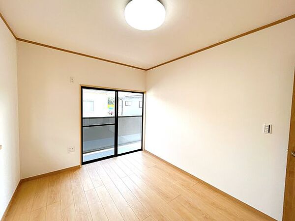 【リフォーム済み】2階南東側の洋室の別角度です。フローリング重張、クロス張替、クロス仕上げ、建具・収納・照明交換を行いました。