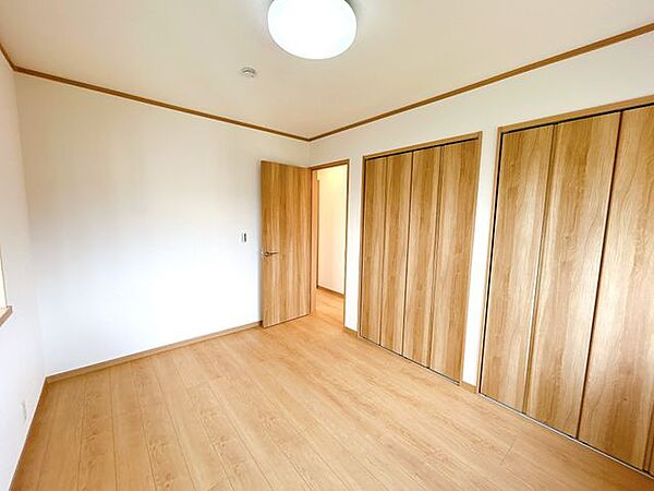 【リフォーム済み】2階北東側洋室の別角度です。フローリング重張、クロス張替、クロス仕上げ、建具・収納・照明交換を行いました。