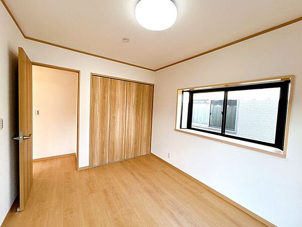 【リフォーム済み】2階南東側の洋室の別角度です。フローリング重張、クロス張替、クロス仕上げ、建具・収納・照明交換を行いました。