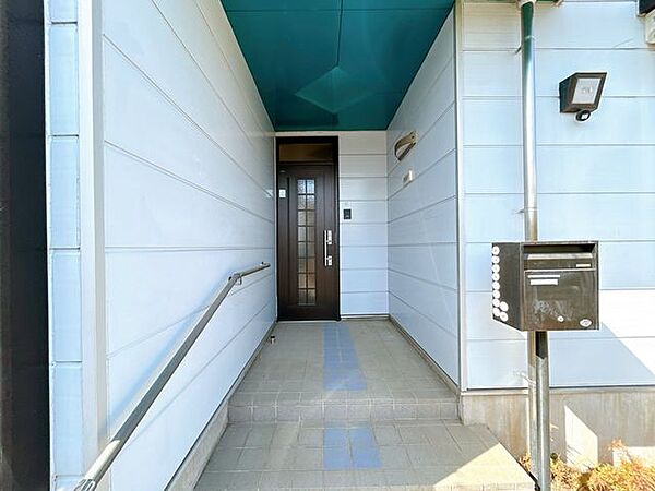玄関の外観です。玄関は鍵交換を行います。