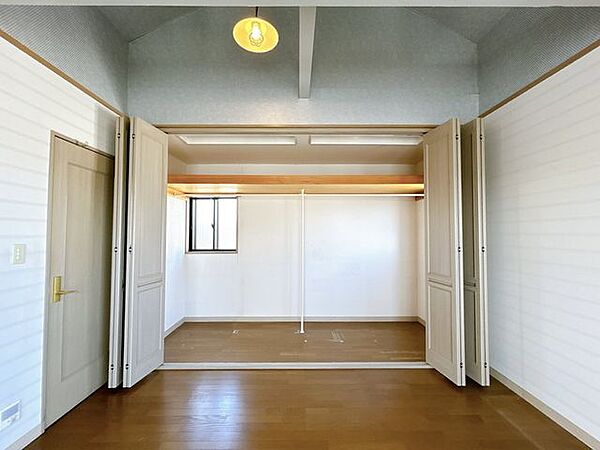 2階11帖洋室の収納です。約二間分の広さがあるので、お洋服や季節ものの家具などたくさん収納できます。