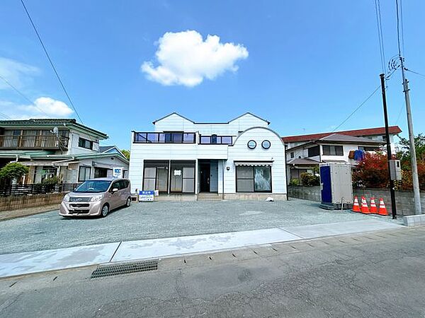 駐車場です。庭木を撤去して並列3台駐車できるように工事します。