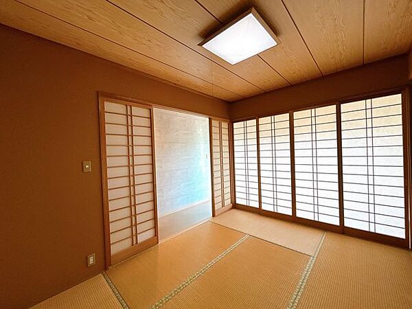 1階南西側和室です。南側に面する和室は明るく暖かいです。お家に一部屋和室があると、客間や寝室に使えていいですね。