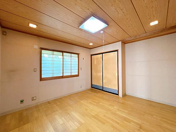 1階北西側洋室です。押し入れ付きの和風の洋室です。フローリングなので、ベッドなどの重たい家具も置くことができます。