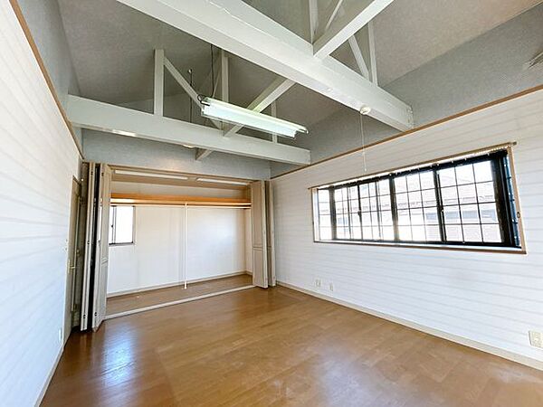 2階東側洋室です。大きなクローゼットがついています。