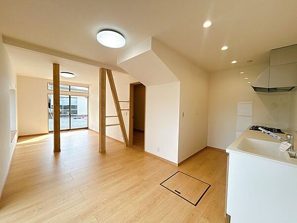 【リフォーム済】リビングの別角度です。フローリング重張、クロス張替、建具交換、照明交換、キッチン交換を行いました。