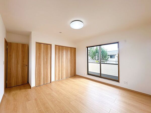 【リフォーム済】2階の西側約8.5帖洋室です。フローリング重張、クロス仕上げ、建具交換、照明交換、クローゼット設置を行いました。