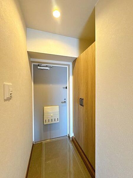 【クリーニング済】玄関ホールです。シューズボックスがあるので玄関をすっきり使えそうですね。