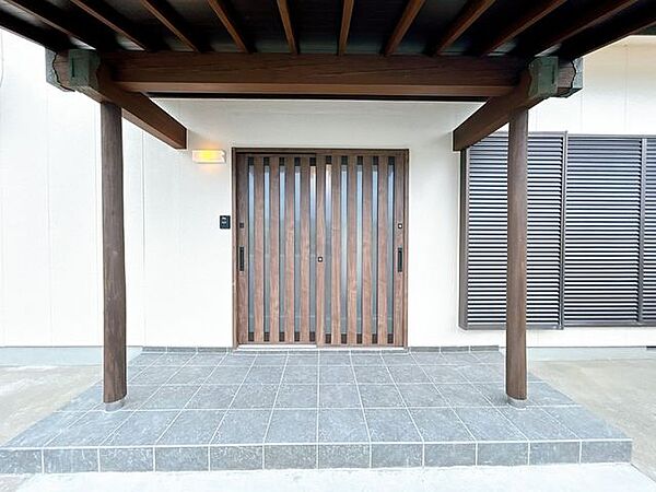 【リフォーム済】玄関ドアは交換を行いました。和風な佇まいが素敵な玄関です。