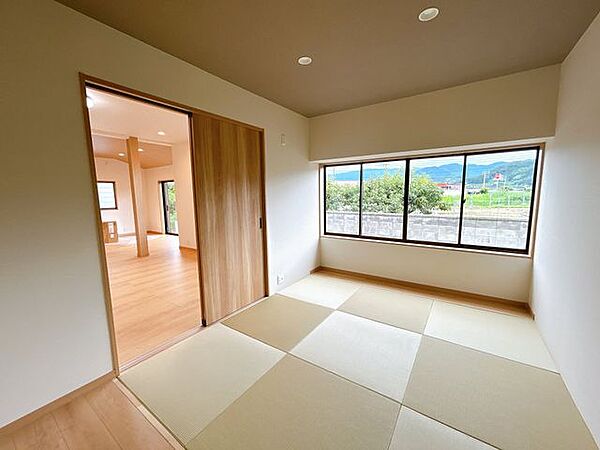 【リフォーム済】LDK横の和室（約6帖）です。応接間やお子様の遊び場に丁度いいですね。