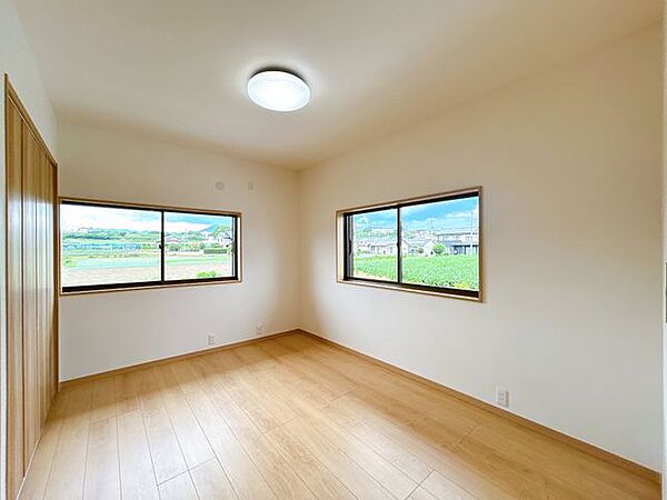 【リフォーム済】2階北西洋室（6帖）です。フローリング重張、建具交換、クロス張替え、照明交換を行いました。