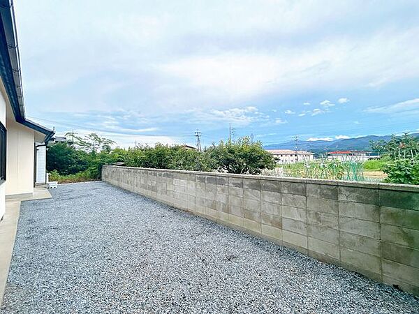 【リフォーム済】南側のお庭です。隣地は畑なので日当たり良好です。砕石敷き込みを行いすっきりと仕上げました。