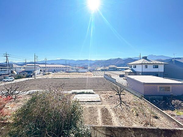 【眺望】2階からの眺望です。南側には建物がなく、山々を望むことができます。