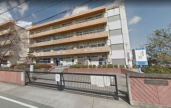 高崎市立浜尻小学校まで約900m（徒歩12分）です。子供も安心にして通える距離ですね。 950m