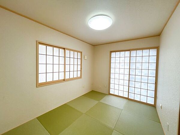 1階和室（約6帖）です。和モダンでおしゃれな和室。お子様の遊びスペースや、応接室としてちょうどよさそうですね。