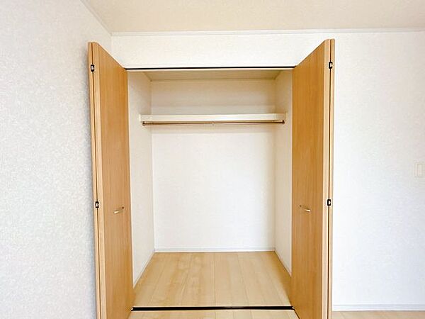 2階中央の洋室の収納です。ハンガーパイプがついているのでお洋服をかけて収納できます。