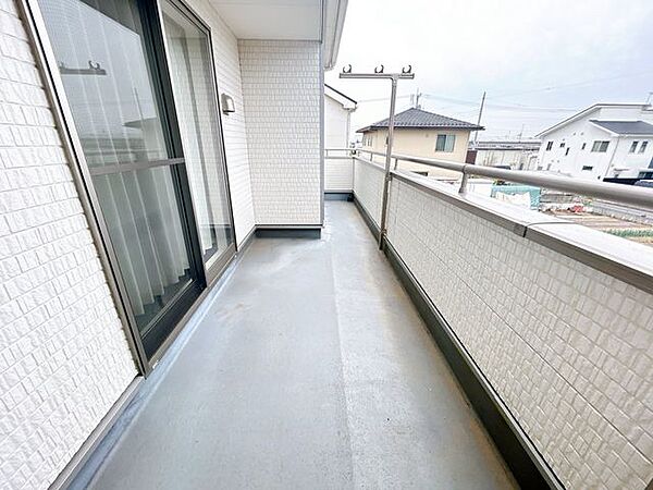 ベランダです。2階のすべてのお部屋から出入りできます。南向きなのでお洗濯もよく乾きそうですね。